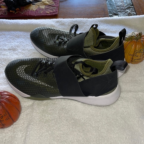 New without tags Nike trainers army green 8.5 - Picture 1 of 10